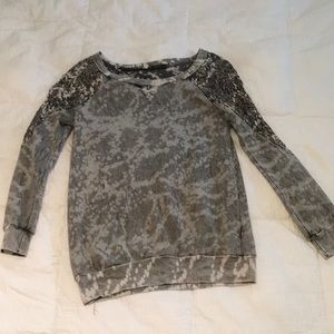 Stonewashed sweatshirt with lace shoulders
